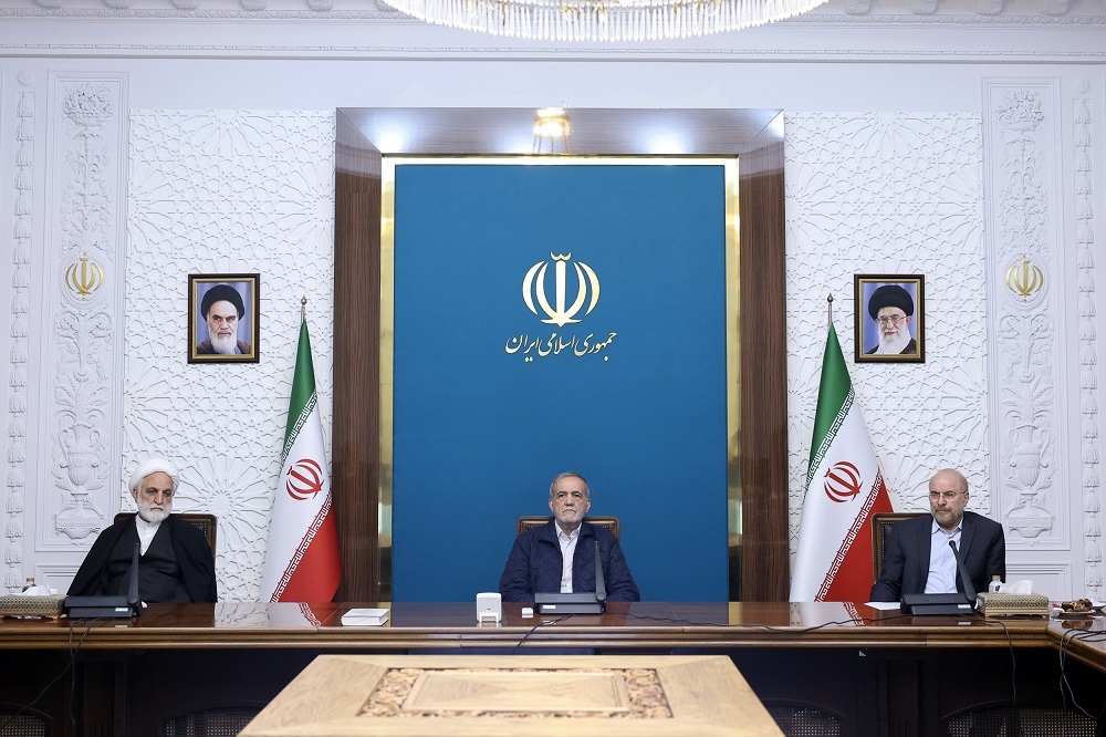  زبان بدن توجه‌برانگیز پزشکیان در جلسه سران قوا 