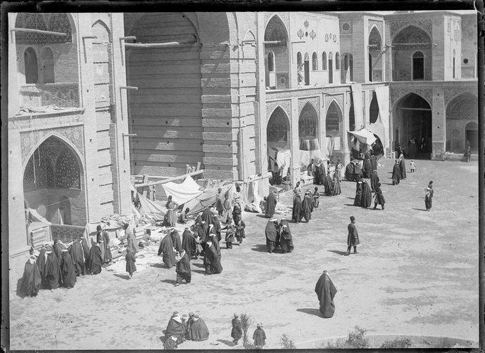 یک روز آفتابی در مسجد سپهسالار دوره قاجار
