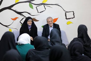 تصویر پدرانه از دکتر پزشکیان در مرکز نگهداری کودکان بی‌سرپرست