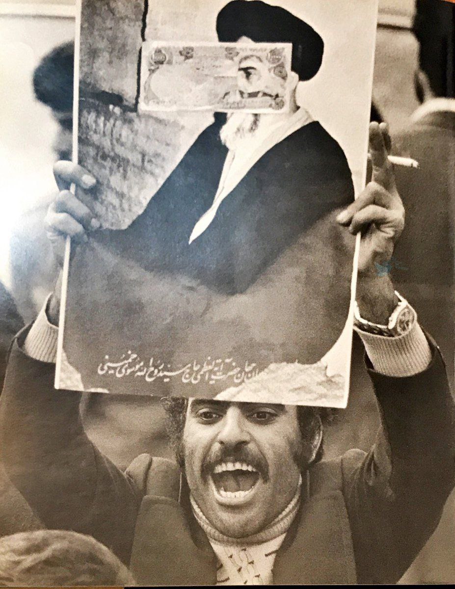 بریدن عکس شاه از روی اسکناس، پس از اعلام خبر فرار او از ایران 