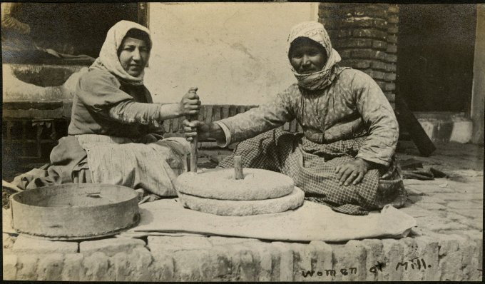 کار مادران با آسیاب دستی در ارومیه