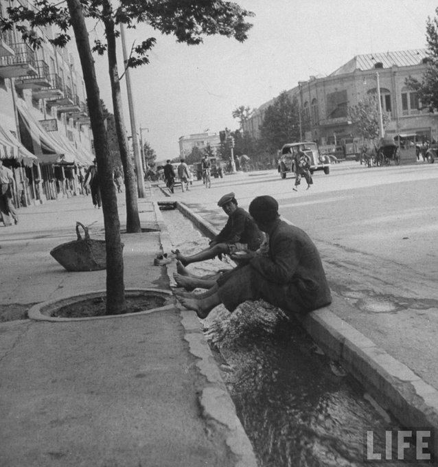 مردم تهران در خیابان فردوسی  چهارراه استانبول سال ۱۳۳۰