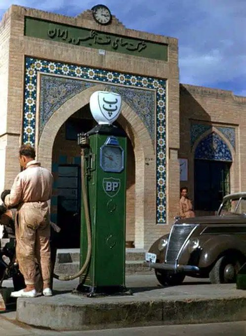 نمادی از پمپ بنزین شرکت نفت دزدان انگلیس در تهران دهه ۲۰