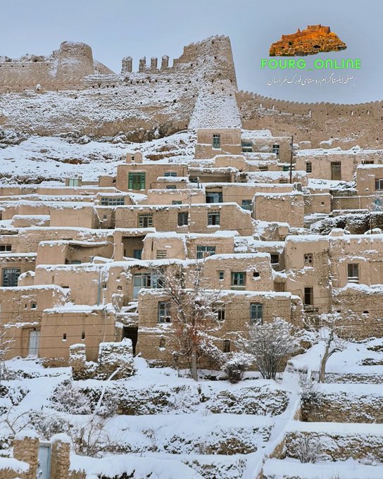 روستا و ارگ تاریخی فورگ در میان برف‌ها