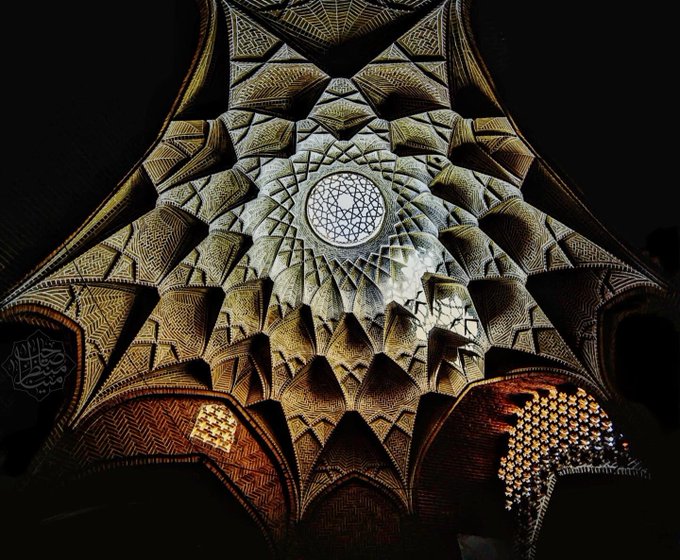 معماری باشکوه سقف بازار تاریخی یزد