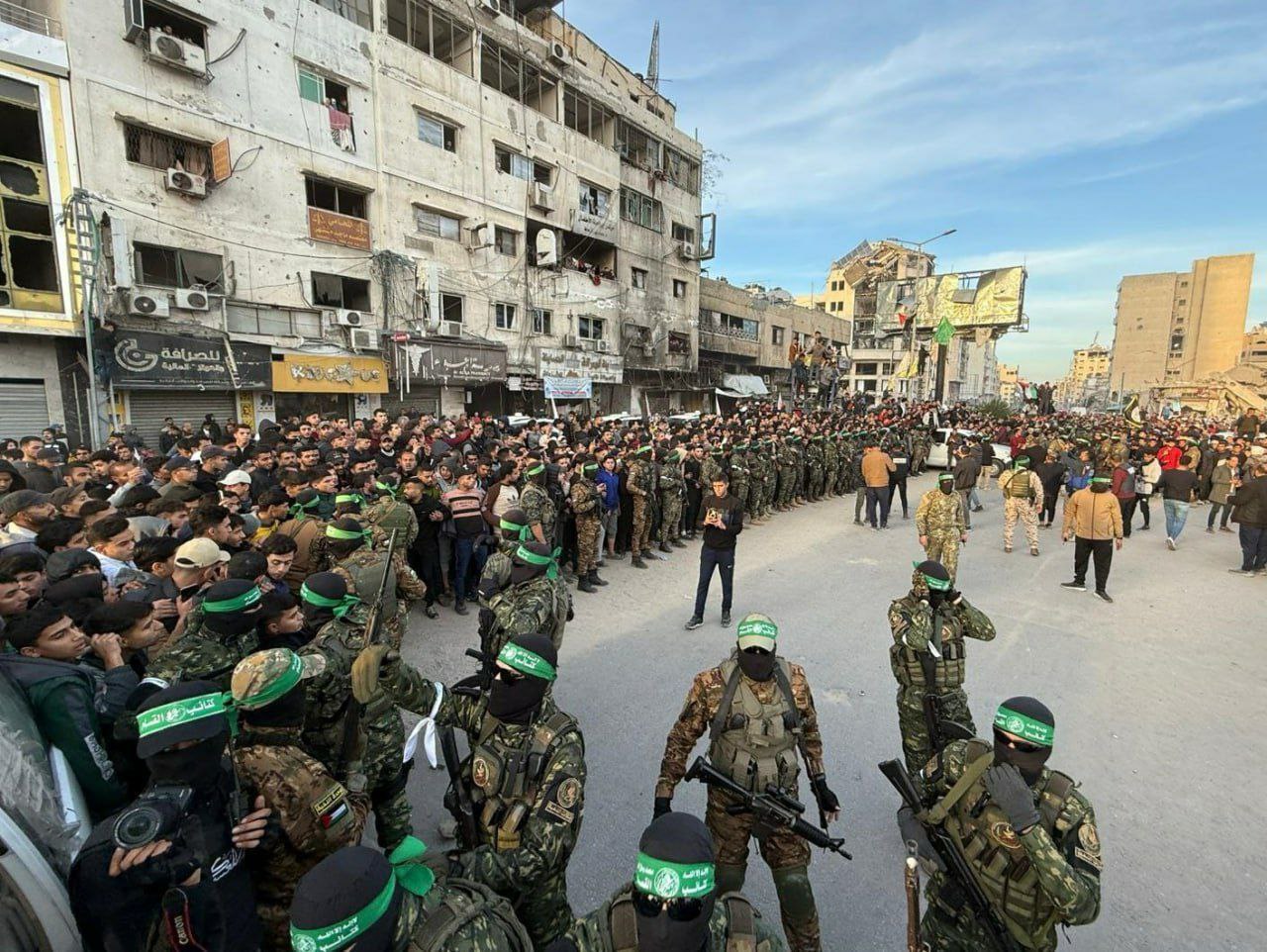 حضور تعداد زیادی از مبارزین قسام در هنگام تبادل گروگان ها در میان مردم