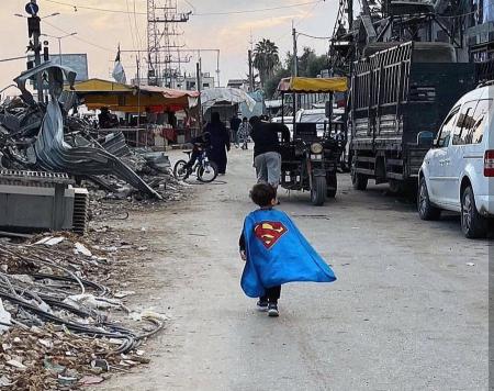 قدم زدن سوپرمن در غزه پربازدید شد