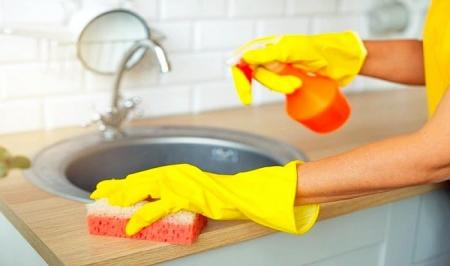 با این ترفندها سینک ظرفشویی را خیلی سریع تمیز کنید