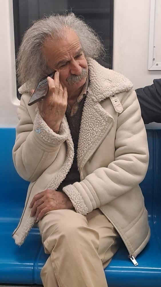 تصویر بامزه ازفردی شبیه به انیشتین در مترو تهران پربازدید شد+عکس