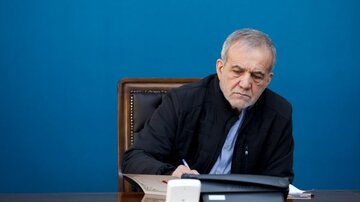 پزشکیان با لباس کارگری در اهواز/ خشت گذاری و آجرچینی پزشکیان در پردیس اهواز+ تصایر