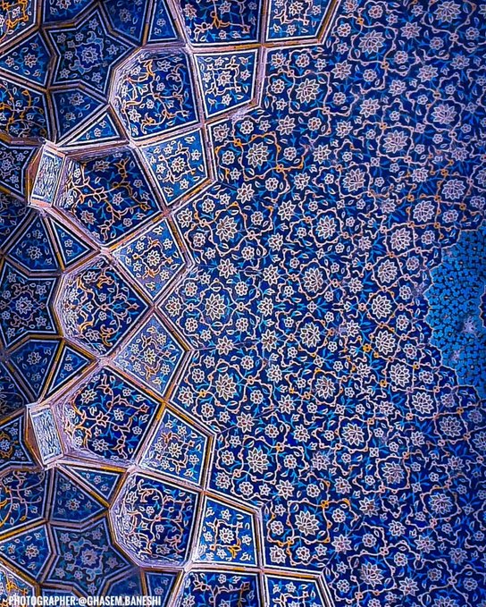 آبی ایرانی در مقرنس های باشکوه مدرسه چهارباغ اصفهان