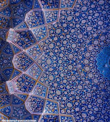 آبی ایرانی در مقرنس های باشکوه مدرسه چهارباغ اصفهان