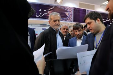  عکسی از ظریف در بیت رهبری بعد از بازگشت از داووس 