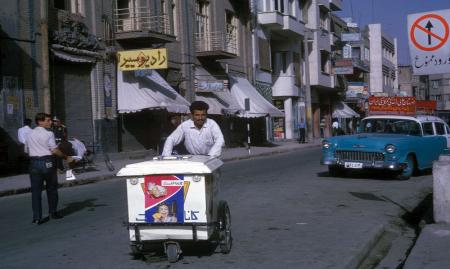  عکس نوستالژیک از یک بستنی‌فروشی در تهران 