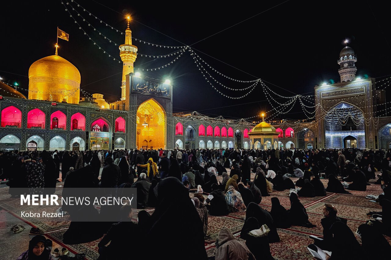 حال و هوای شب شهادت امام موسی کاظم(ع) در حرم مطهر امام رضا(ع)