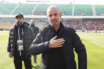 نماز خواندن کارتال در ورزشگاه آزادی قبل از بازی پرسپولیس با تراکتور+ عکس