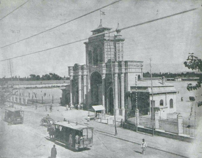 واگن اسبی و سردر نقاره خانه تهران سال ۱۳۰۳ خورشیدی