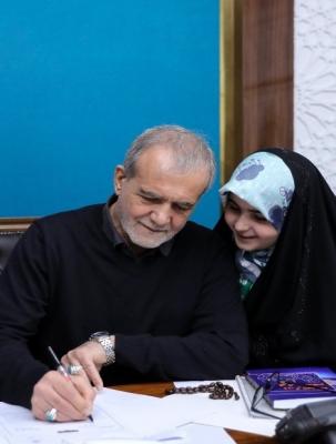 تصویری پدرانه از دکتر پزشکیان در جلسه محرومیت‌زدایی از فضاهای آموزشی