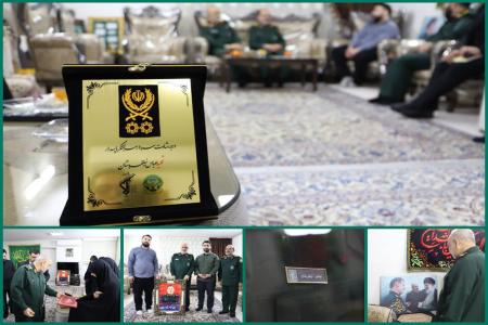 تقدیم لوح درجه رشادت سرلشکر شهید نیلفروشان به خانواده شهید 