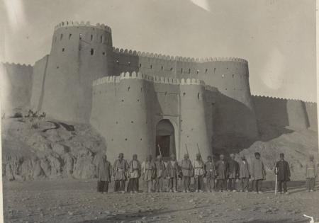 سربازان ولی خان حاکم در جلوی ارگ بم