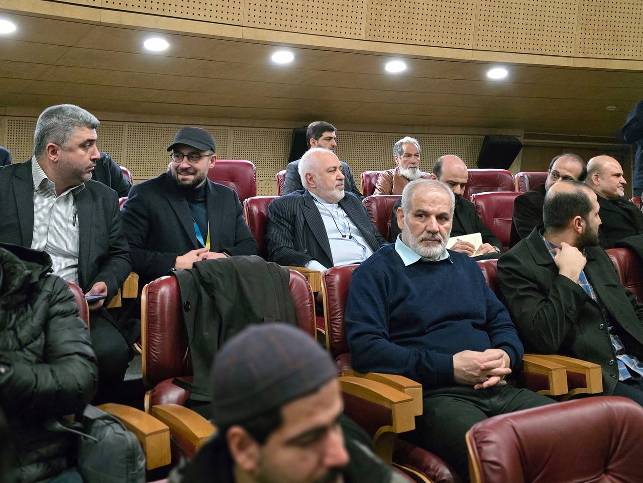 حضور محمدجواد ظریف برای تماشای فیلم سینمایی «خدای جنگ» در برج میلاد + عکس