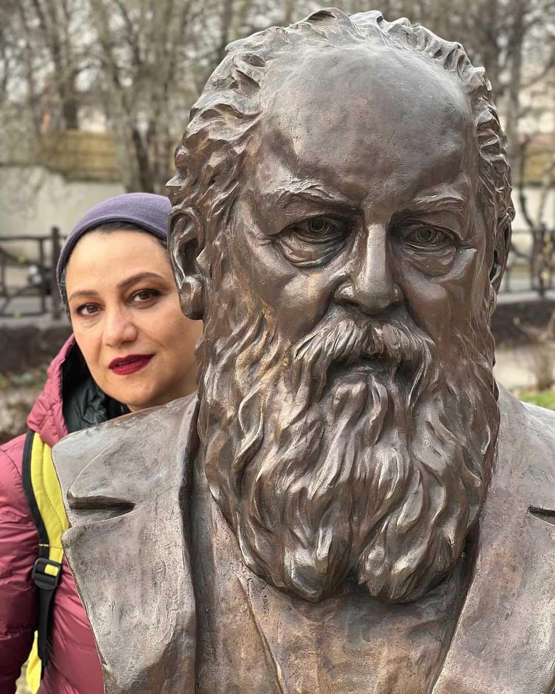 تصاویری از شبنم مقدمی بر سر مزار هوشنگ ابتهاج 