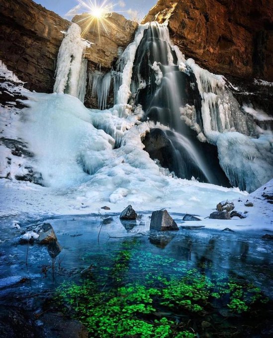 آبشار یخ زده آرانا در زمستان ایران