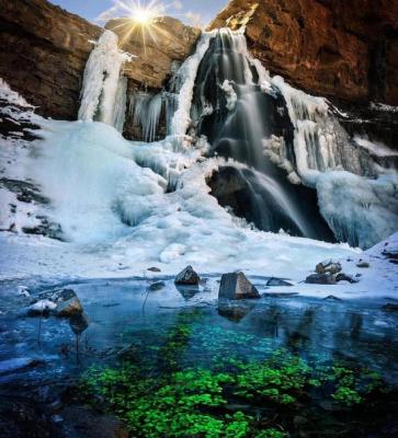 آبشار یخ زده آرانا در زمستان ایران