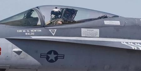 نمای نزدیک از جت جنگنده F-18 Hornet که در هر شرایط آب و هوایی پرواز و در هوا سوخت گیری می کند+ تصاویر 