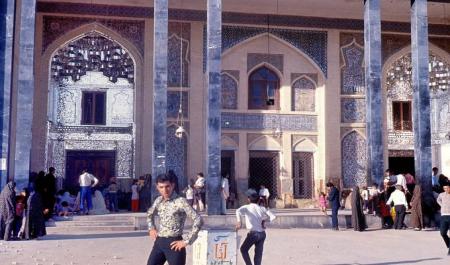 شاه‌چراغ شیراز و زوارش در سال ۱۳۵۰ خورشیدی