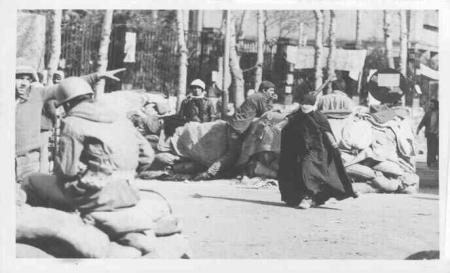 قاب خاص از سنگربندی مقابل دانشگاه تهران 