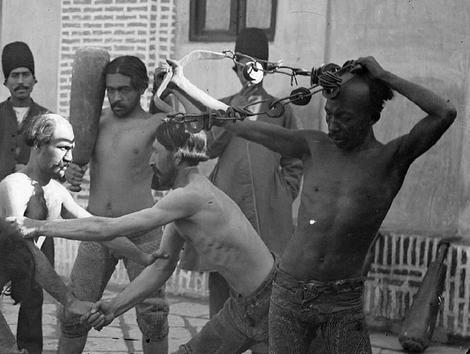 کشتی‌گیرها و ورزشکاران عصر قاجار را در حال تمرین ببینید+ عکس 