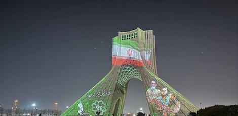 تصاویری زیبا روی برج آزادی در شب ۲۹ بهمن؛ شهید آیت‌الله آل‌هاشم و سرداران دلاور، مهدی و حمید باکری، همچون ستارگانی تابناک، بر پیکره برج