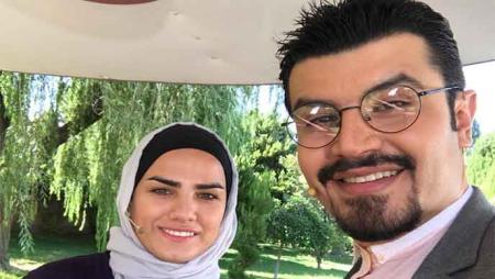 مجری معروف تلویزیون در کنار مهمان خانمش + عکس