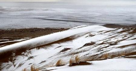 تصاویری زیبا و تماشایی از برف در کویر مرنجاب