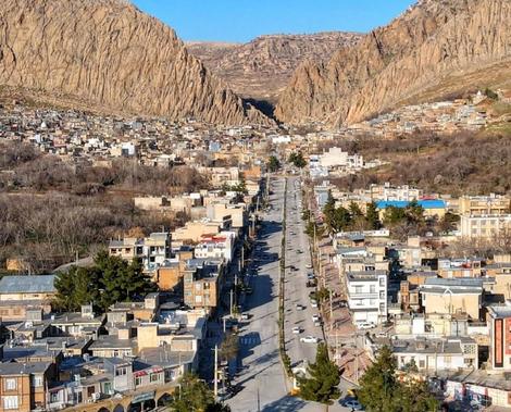 یک عکس قدیمی از خیابانی در شهر «کرند» کرمانشاه در یک قرن قبل