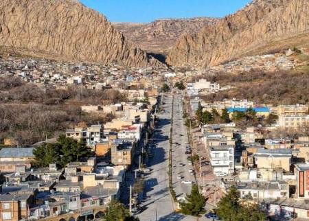 یک عکس قدیمی از خیابانی در شهر «کرند» کرمانشاه در یک قرن قبل