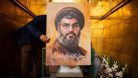 تصاویر شهید سید حسن نصرالله و شیخ صفی الدین در ایوان طلای صحن آزادی حرم مطهر رضوی نصب شد+ تصاویر