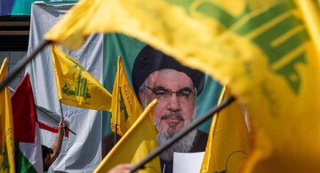 تصویری از محافظ شخصی شهید سید حسن نصرالله در کنار پیکر مطهر او 
