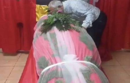 وداع سید عبدالکریم نصرالله با پیکر مطهر فرزند شهیدش