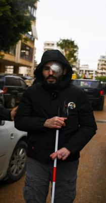 یکی از جانبازان پیجرها در مراسم تشییع پیکر شهید نصرالله