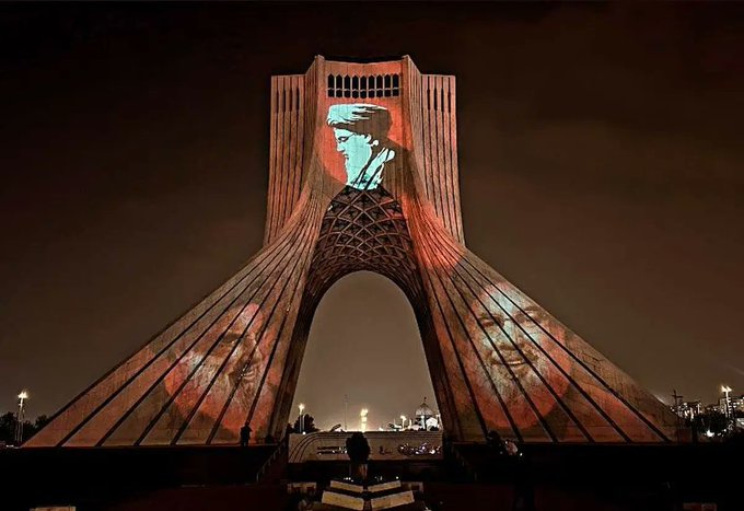 تصویر سید حسن نصرالله روی برج آزادی تهران نقش بست