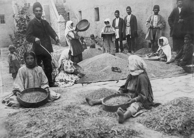 خرمن گندم در یکی از روستاهای ارومیه حدود سال ١٩٠۵ میلادی