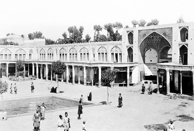 سبزه میدان قدیم با درخت و حوض مقابلش دهه ١٢٧٠ خورشیدی