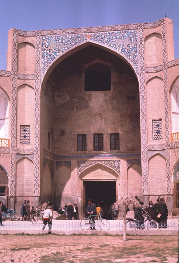 سردر بازار قیصریه اصفهان سال ۱۳۴۷ خورشیدی