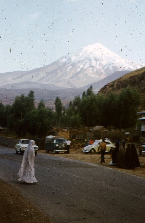 قابی از کوه دماوند جاده هراز به طرف شمال ایران بهار سال ۱۳۴۶ خورشیدی