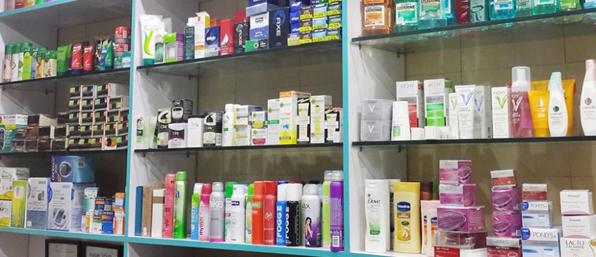 چرخ اقتصاد داروخانه‌ها با فروش محصولات آرایشی بهداشتی می‌چرخد 