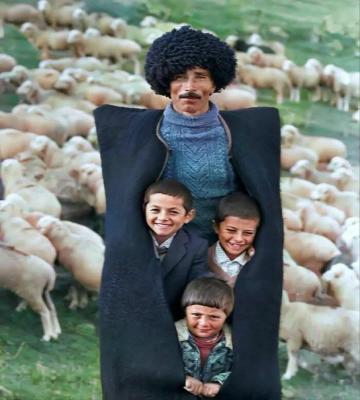 تصویری از یک چوپان پدر با گوسفندان و فرزندانش از روستای خینالیق آذربایجان