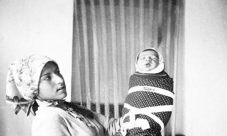 تصویر نوستالژیک از نوزاد باند پیچی شده در قنداق در دهه ۴۰ خورشیدی