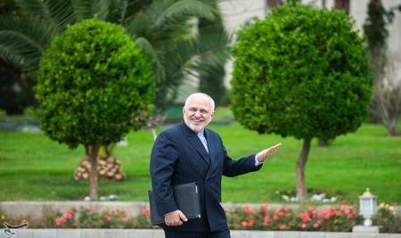 عکسی از نماز خواندن ظریف پشت سر سیدحسن خمینی 